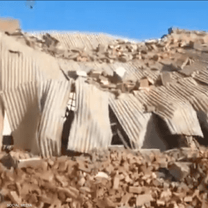 من موقع الغارة