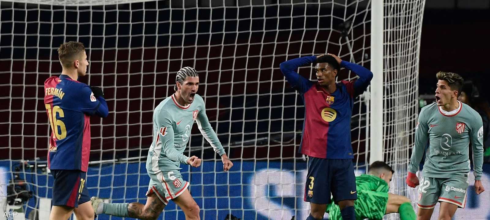 أتلتيكو يسقط برشلونة بثنائية
