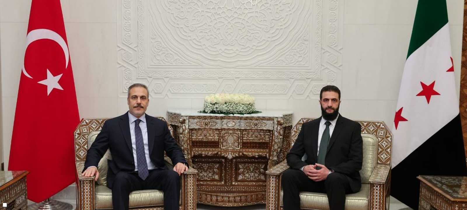 الجولاني مستقبلا فيدان في قصر الشعب بدمشق