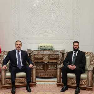 الجولاني مستقبلا فيدان في قصر الشعب بدمشق