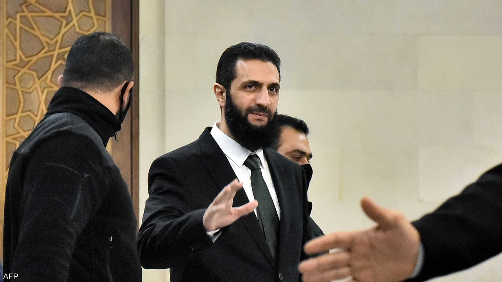 أحمد الجولاني ببدلة سوداء وربطة عنق