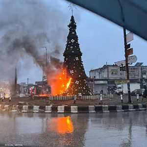 مسلحون ملثمون يضرمون النار في شجرة الميلاد بحماة