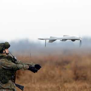 أرشيفية لجندي روسي يتعامل مع مسيّرة