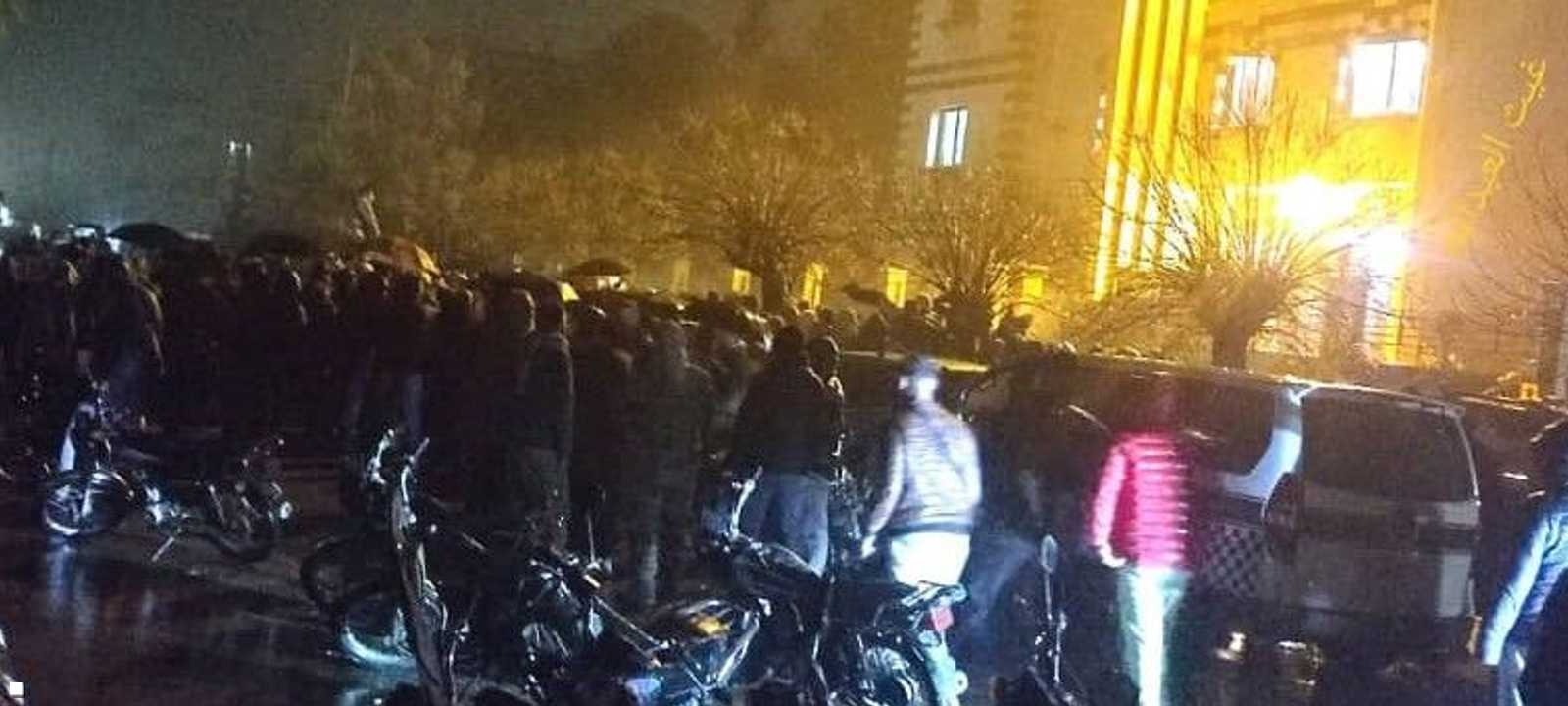 حرق شجرة عيد الميلاد أثار غضبا كبيرا