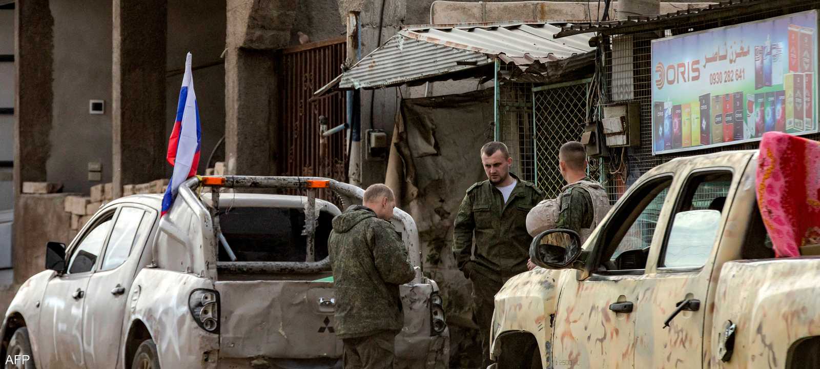 جنود روس وشاحنات عسكرية أثناء الاستعداد لإخلاء موقع بسوريا