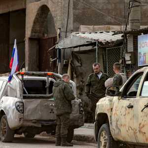 جنود روس وشاحنات عسكرية أثناء الاستعداد لإخلاء موقع بسوريا