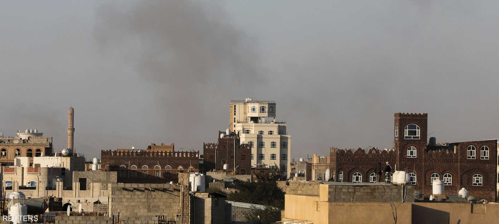 تصاعد الدخان بعد الغارات الإسرائيلية على مطار صنعاء