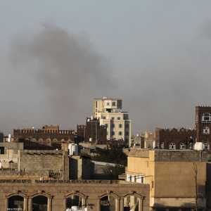 تصاعد الدخان بعد الغارات الإسرائيلية على مطار صنعاء