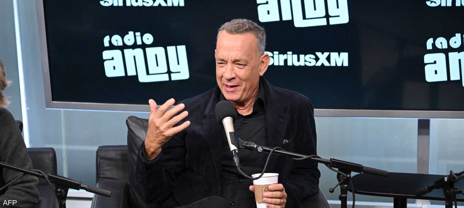 توم هانكس ظهر مؤخرا بيدين مرتعشتين