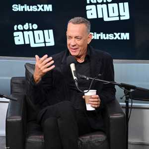 توم هانكس ظهر مؤخرا بيدين مرتعشتين