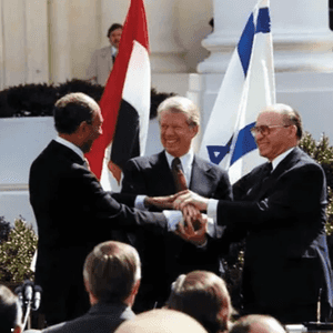 جيمي كارتر وأنور السادات ومناحيم بيغن