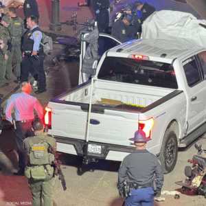 الشاحنة البيضاء التي استخدمها السائق في حادثة الدهس