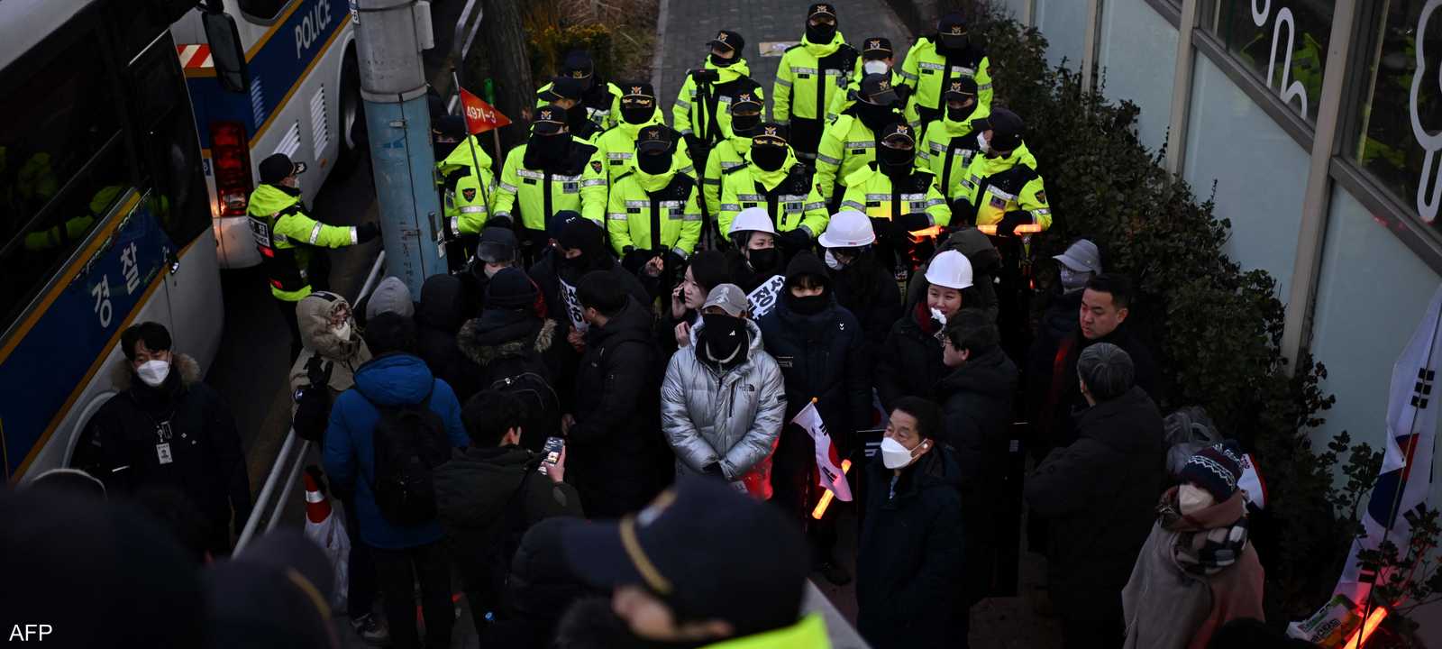 تجمع للشرطة ومواطنين أمام مقر إقامة رئيس كوريا الجنوبية