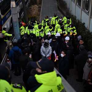 تجمع للشرطة ومواطنين أمام مقر إقامة رئيس كوريا الجنوبية