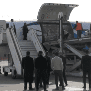 تحمل الطائرة 15 طنا من المساعدات