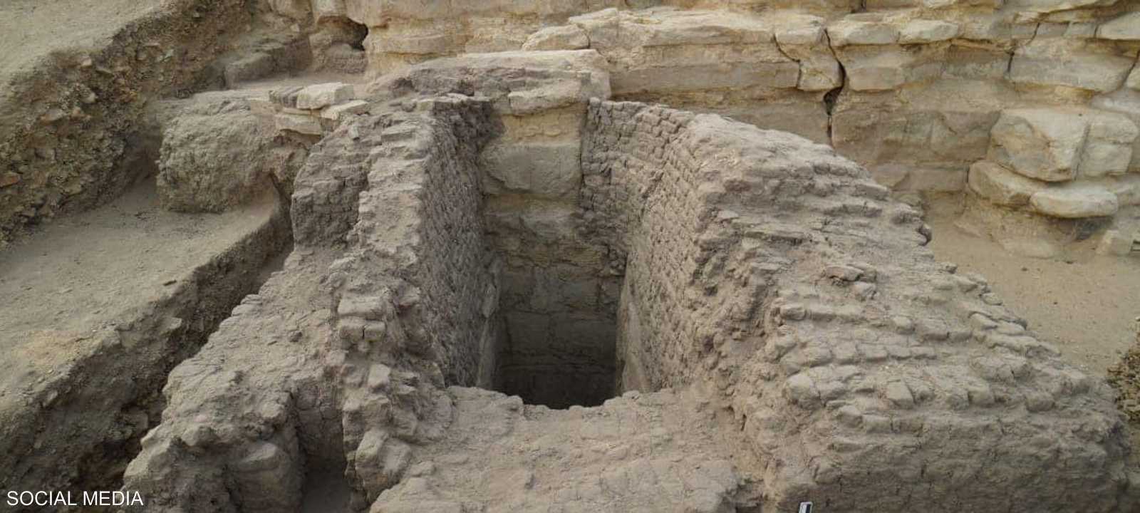 مصطبة من الطوب اللبن لها باب وهمي