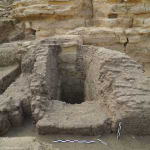 مصطبة من الطوب اللبن لها باب وهمي