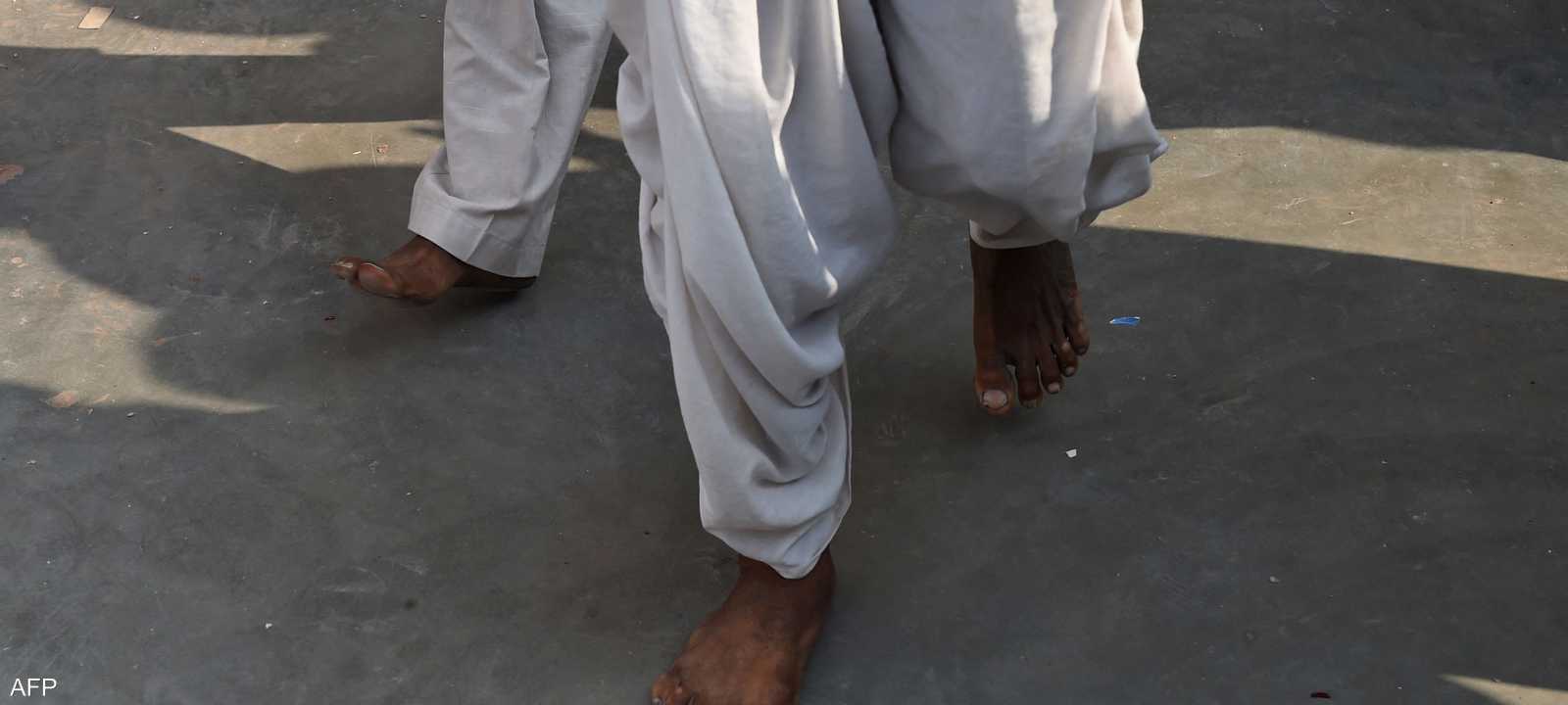 المشي حافي القدمين له فوائد كبيرة