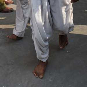 المشي حافي القدمين له فوائد كبيرة