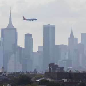 طائرة تابعة لشركة ساوث وست إيرلاينز تحلق فوق نيويورك - أرشيف