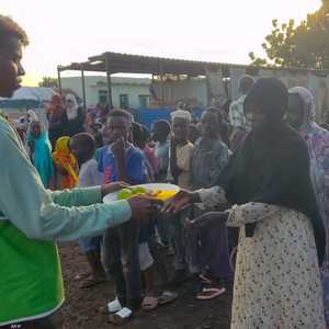 توزيع الطعام على سودانيين في إحدى المخيمات