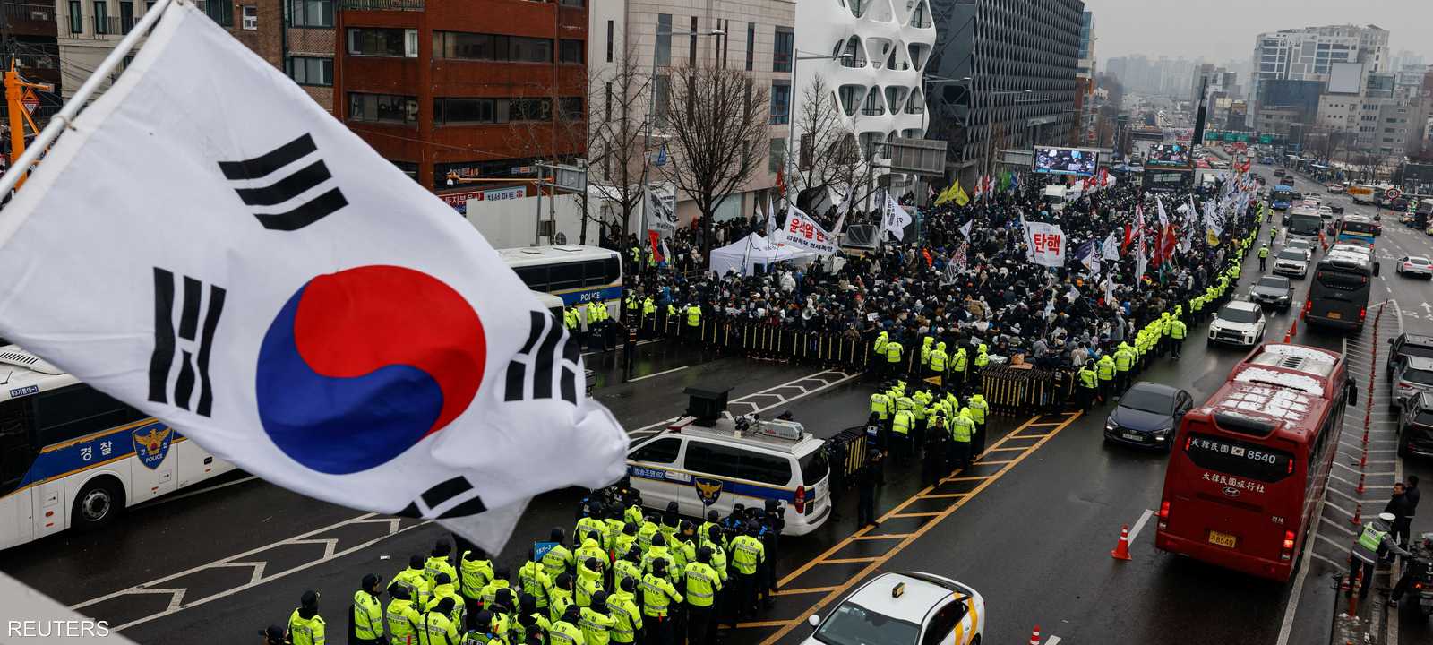 الشرطة تغلق الطريق المؤدي لمقر إقامة رئيس كوريا الجنوبية