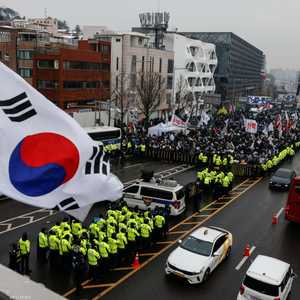 الشرطة تغلق الطريق المؤدي لمقر إقامة رئيس كوريا الجنوبية