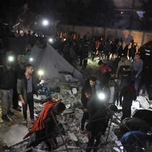 فلسطينيون يبحثون عن ضحايا بعد قصف إسرائيلي في خان يونس