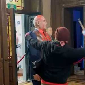 لحظة تحطيم تمثال نتنياهو