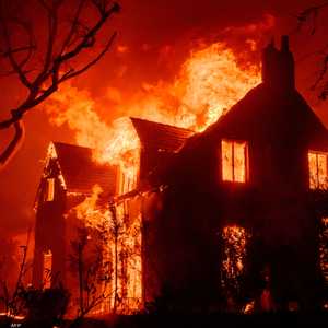 الحرائق التهمت آلاف المباني في لوس أنجلوس