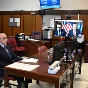 ظهر ترامب مع محاميه على شاشات تلفزيونية في قاعة المحكمة