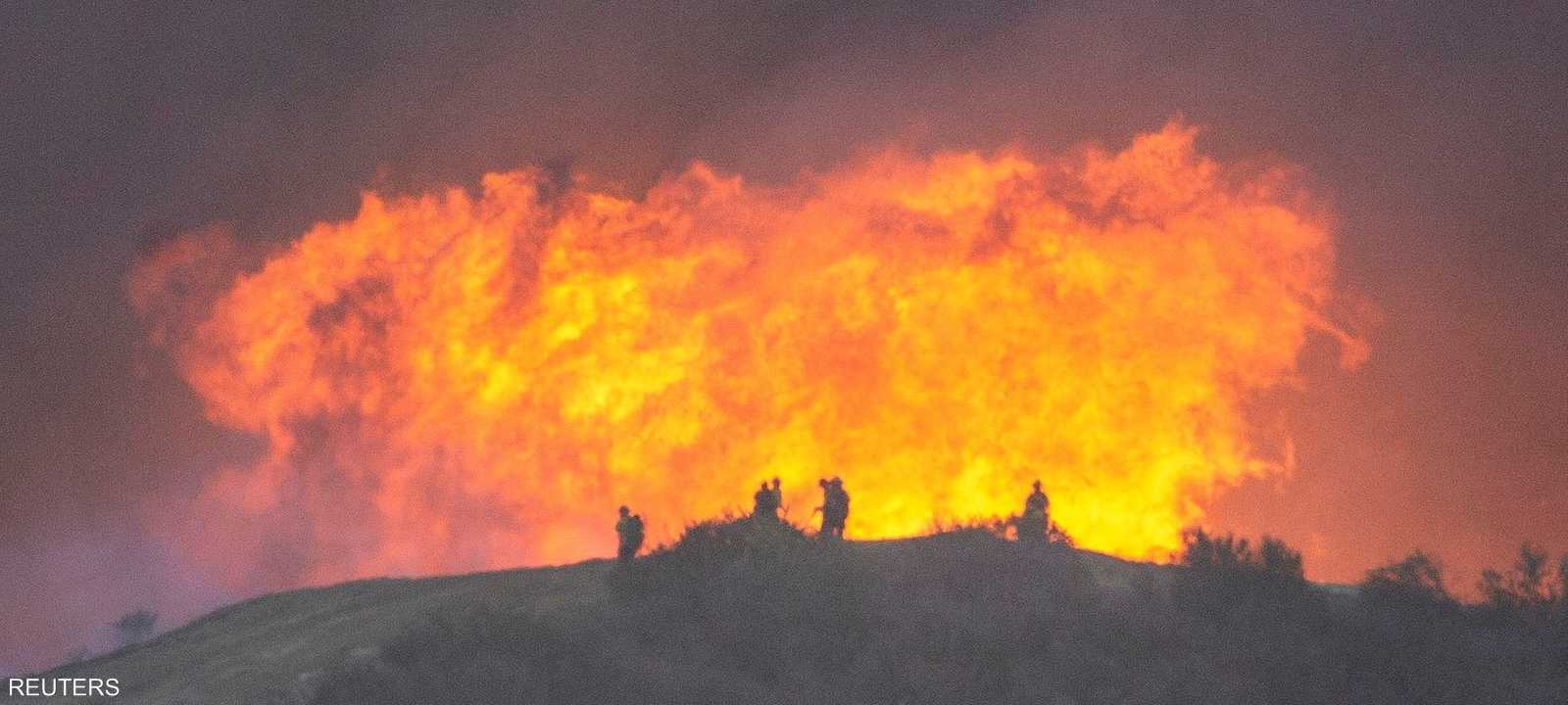 يسابق رجال الإطفاء الزمن لوقف انتشار الحرائق في لوس أنجلوس