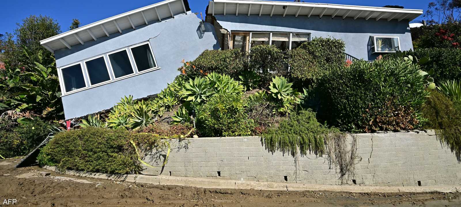 لم تعد المباني التي سويت بالأرض قادرة على تثبيت التربة