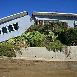 لم تعد المباني التي سويت بالأرض قادرة على تثبيت التربة