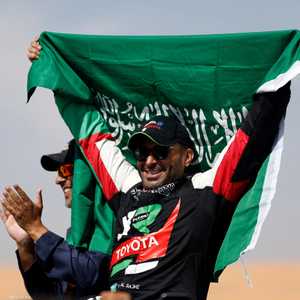 السعودي يزيد الراجحي خلال احتفاله بفوزه برالي داكار