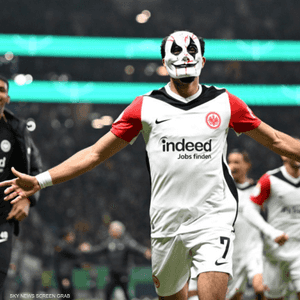 عمر مرموش مرتديا قناعة الشهير