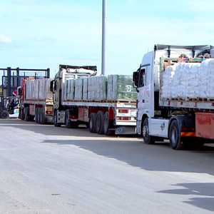 مئات شاحنات المساعدات تعبر نحو غزة تزامنا مع الهدنة