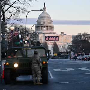 عسكريون أمريكيون يقفون للحراسة بالقرب من مبنى الكابيتول