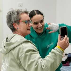 إميلي ووالدتها في مكالمة فيديو مع أفراد العائلة