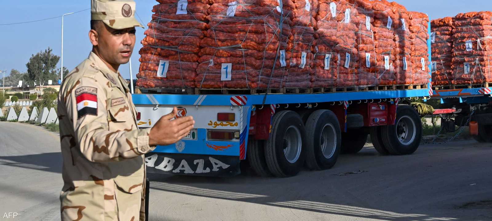 المساعدات الإنسانية تتدفق إلى قطاع غزة عبر الحدود مع مصر