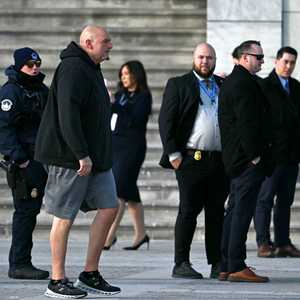 سيناتور أميركي يخطف الأنظار في حفل تنصيب ترامب