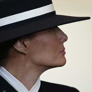 قبعة ميلانيا ترامب حجب عينيها عن الجمهور