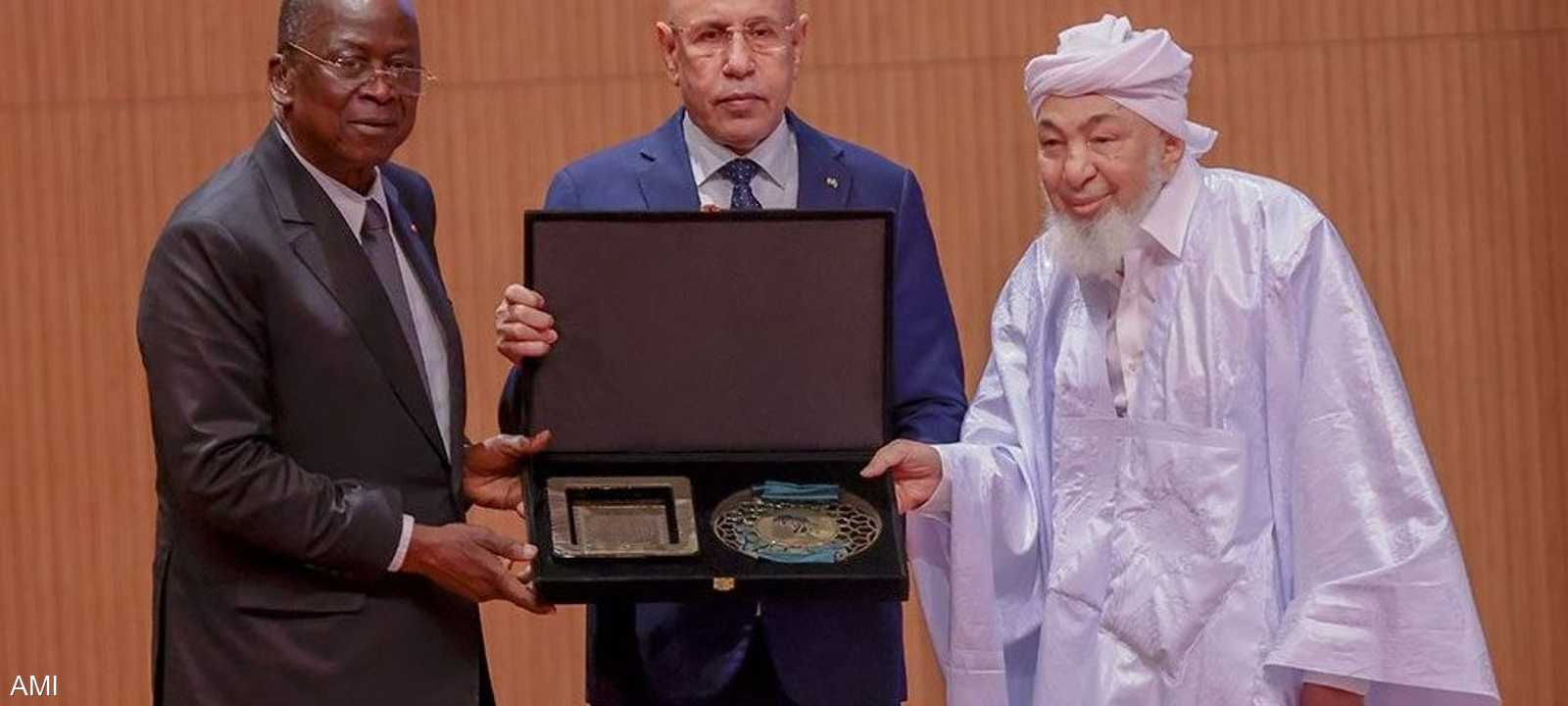 وزير الدولة الإيفواري تسلم الجائزة