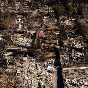 لوس أنجلوس تشهد حرائق غير مسبوقة منذ عقود