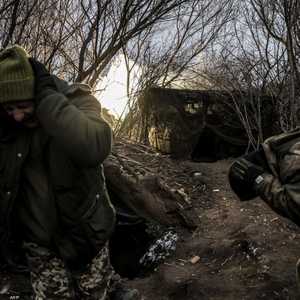 جنود أوكرانيون يقاتلون على جبهة تشاسيف يار في دونيتسك