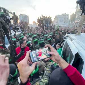 ظهر عناصر حماس بلباس عسكري وأسلحتهم رغم 15 شهر من الحرب