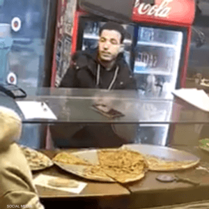 منفذ الهجوم داخل محل البيتزا