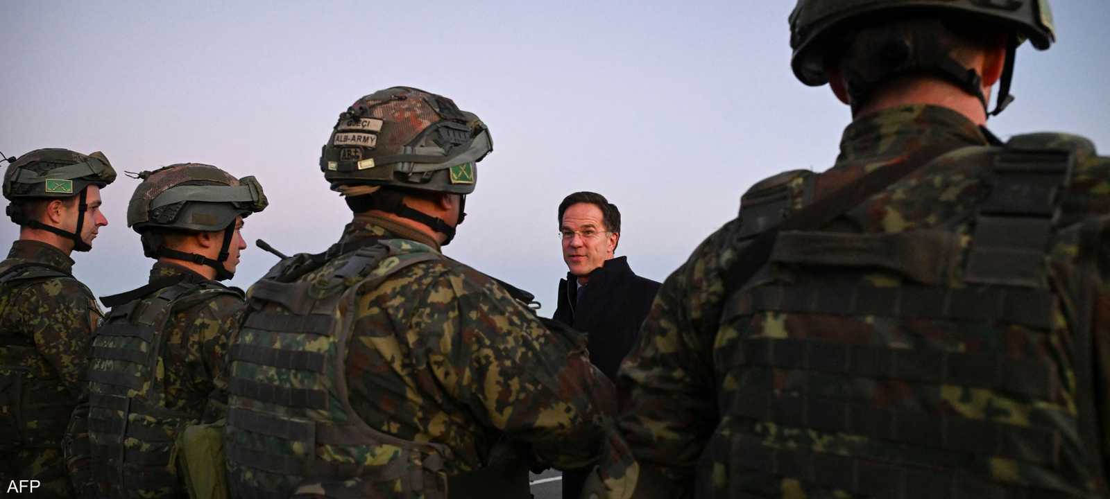 الأمين العام لحلف الأطلسي وسط الجنود