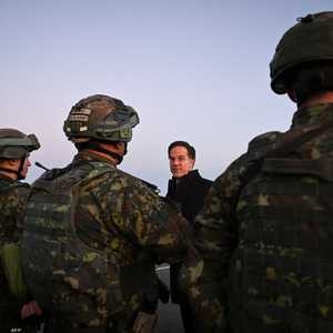 الأمين العام لحلف الأطلسي وسط الجنود