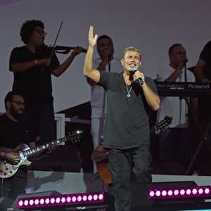 تحقيقات في إشعال النيران في سيارة شقيق الفنان عمرو دياب